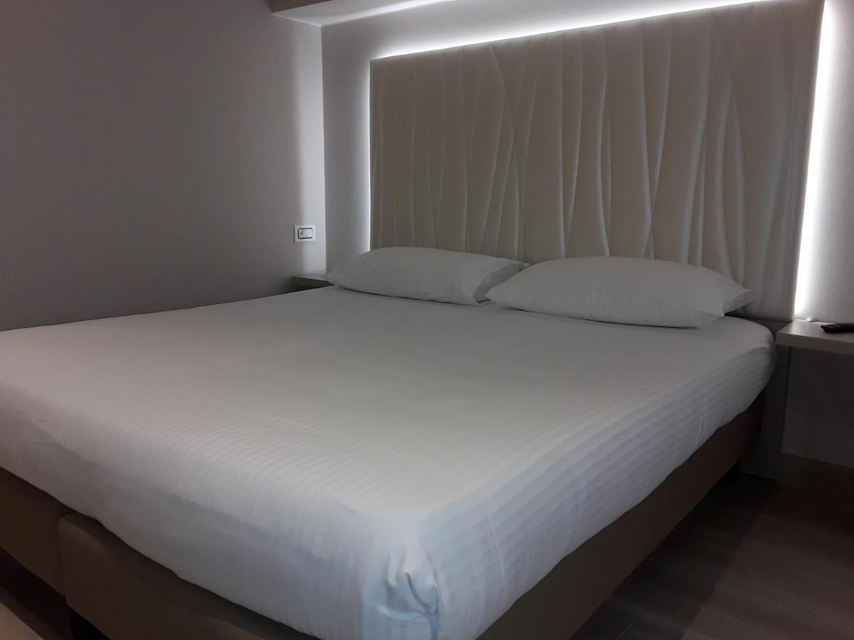 Hotel Danieli La Castellana lago di Garda Brenzone sul Garda Esterno foto